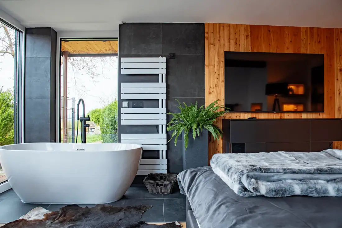 Wanne und Bett